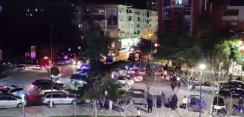 Aksident në qendër të Durrësit, makina përplas policin