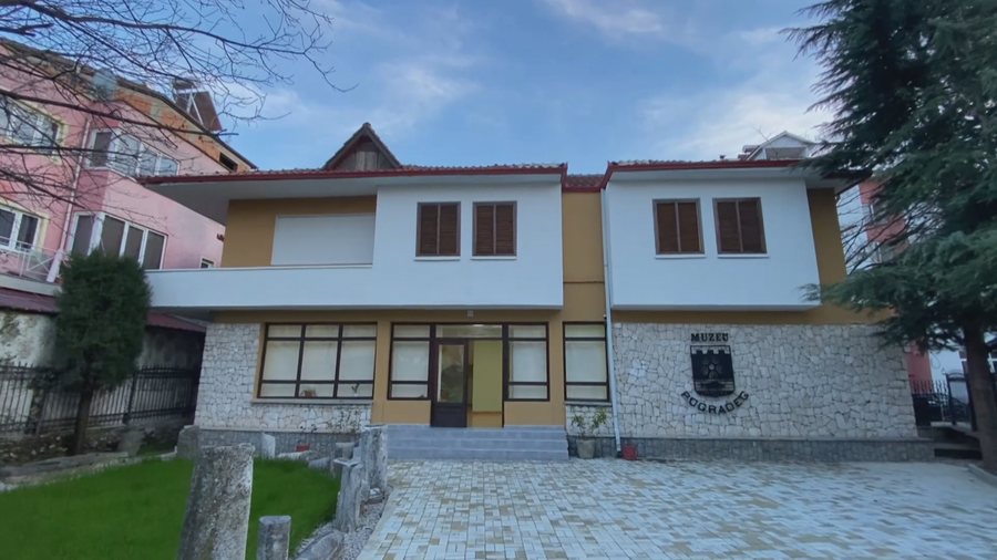 Ekspozohet historia e gjuhës shqipe në Pogradec me materiale origjinale