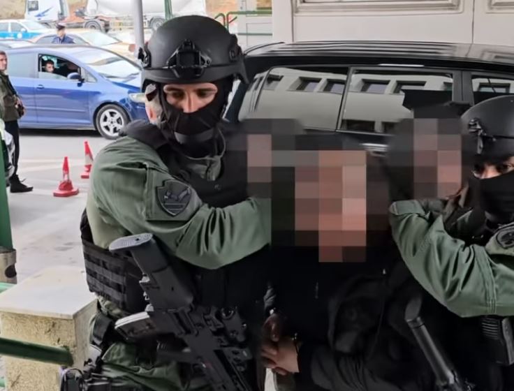 Nën masa të rrepta të sigurisë ekstradohet "Baroni i drogës", Gëzim Çela (VIDEO)
