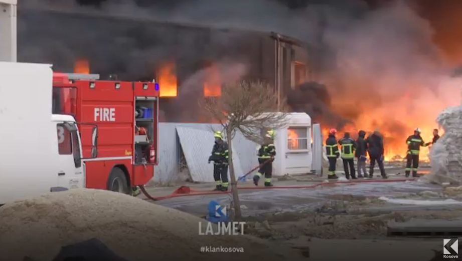 Drenas, digjet Fabrika e Plastikës, dëmi mbi 10 milionë euro (VIDEO)