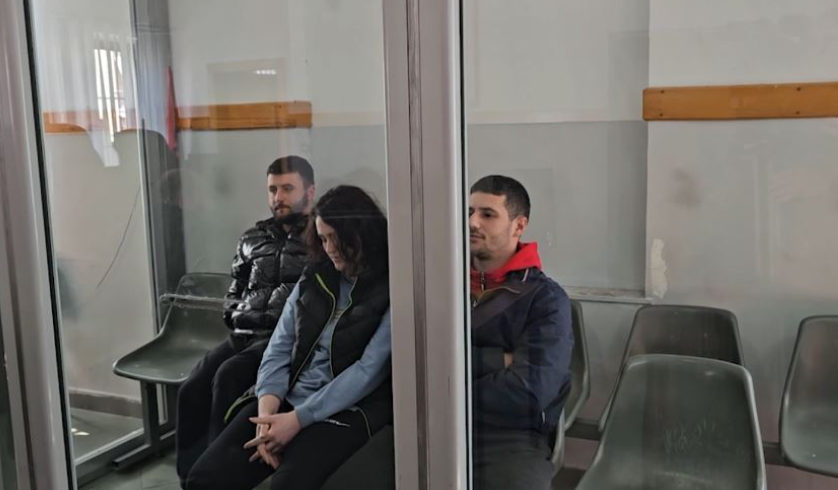 Fëmijët dhe gruaja e Pëllumb Metës dërgohen në poligon për të bërë qitje me armë
