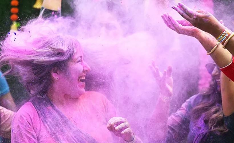 Indianët festojnë festivalin e ngjyrave