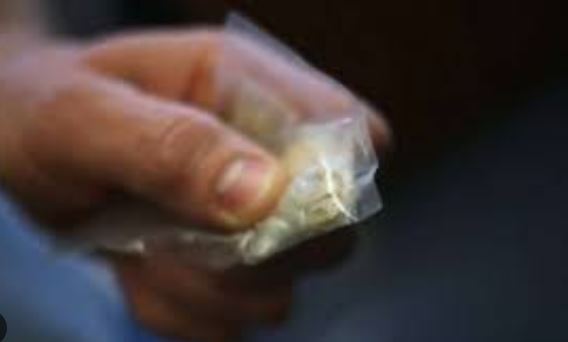 I gjendet mbi 1 kilogramë narkotikë, dërgohet në mbajtje