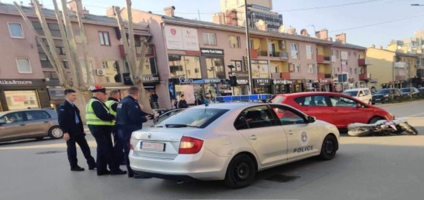 Aksident ndërmjet një veture dhe motoçiklete në Prishtinë, lëndohet një person