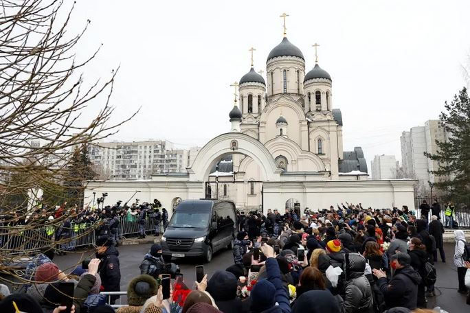 "Së paku 45 arrestime" në Rusi pas funeralit të Navalnyt