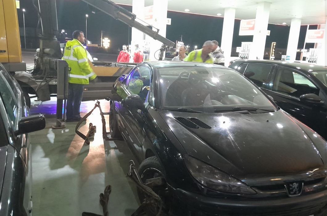 Gjobiten dy vozitës që po garonin me vetura