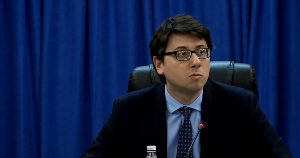 Përfitimi në pagë prej 6.8 euro, ministrit Murati s’i duket pak