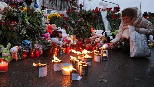 Shkon në 137 numri i të vrarëve nga të shtënat në sallën e koncerteve në Moskë