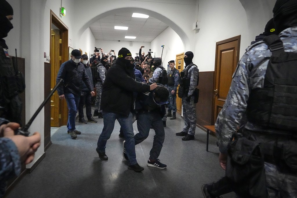 Të dyshuarit për sulmin në sallën e koncerteve mbërrijnë në gjykatën e Moskës