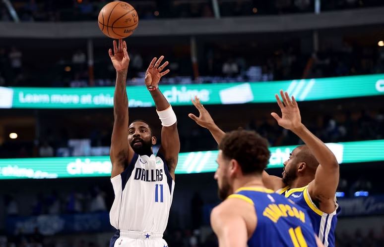 Irving dhe Donçiqi shkëlqejnë në fitoren e Dallasit ndaj Warriors