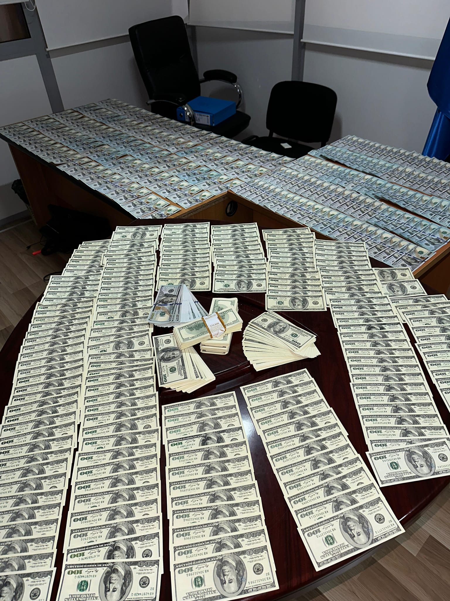 Deshi të shiste 96 mijë dollarë fals, kapet në Han të Elezit shtetasi maqedonas