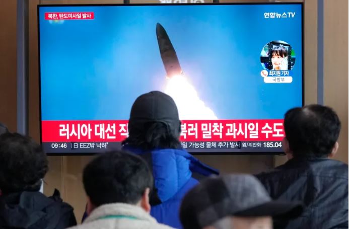 Koreja e Veriut lëshon raketa balistike gjersa Blinken viziton Seulin