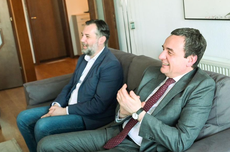 Kryeministri Albin Kurti e viziton në shtëpi këngëtarin Riza Bytyqi