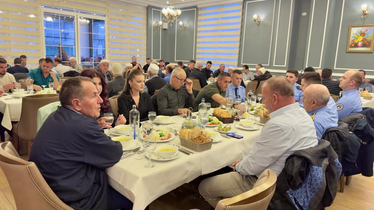 Kryetari Latifi shtron iftar në Rahovec për ndër të Ramazanit