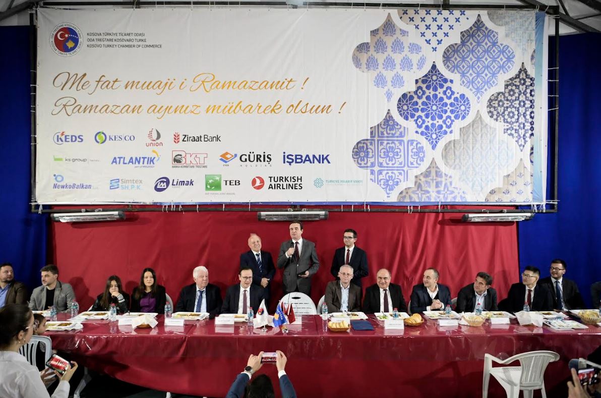 Kryeministri, Albin Kurti, ishte i ftuar sonte për të bërë iftar me përfaqësuesit e Odës Tregtare Kosovaro-Turke dhe qytetarë të pranishëm në Çadrën e Iftarit te Pallati i Rinisë.
