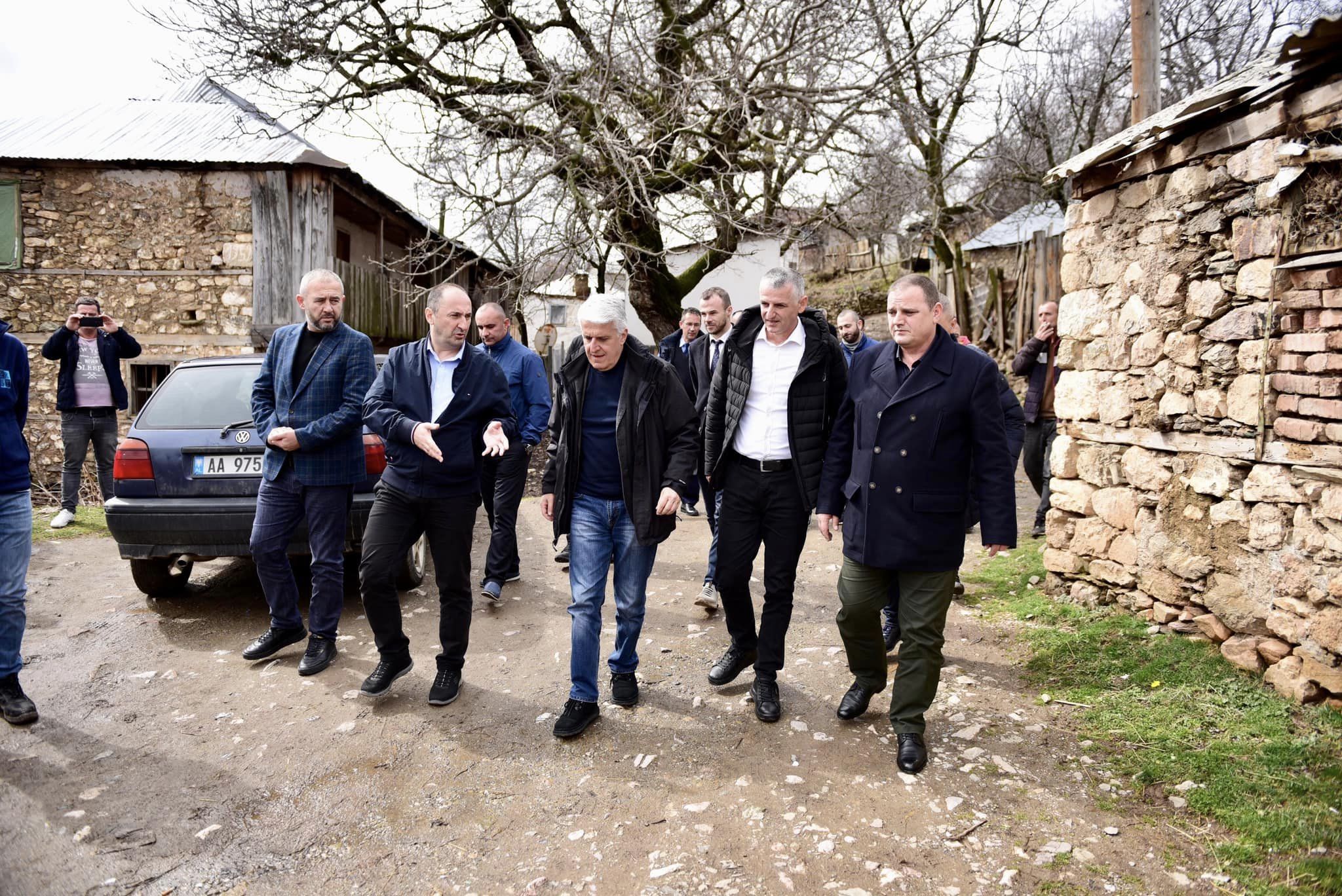 Aliu: Kanë filluar punimet për ndërtimin e rrugëve që ndërlidhin fshatrat e Kosovës dhe Shqipërisë