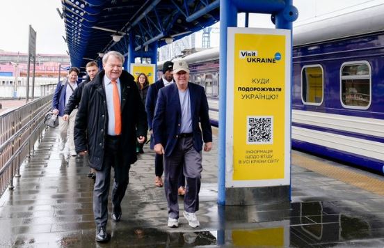 Senatori amerikan Lindsey Graham mbërrin në Kiev