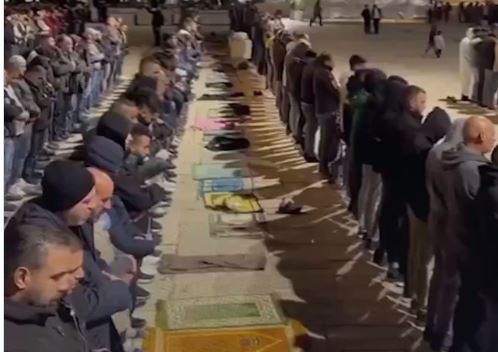Mijëra besimtarë luten në xhaminë al-Aksa, pavarësisht kufizimeve izraelite (VIDEO)