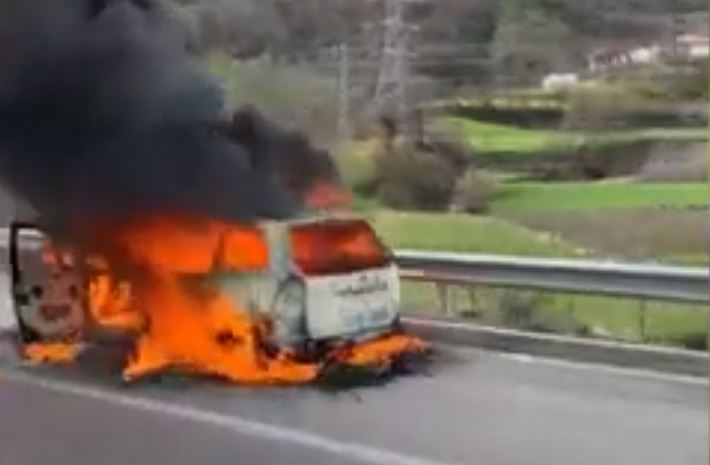 Përfshihet nga flakët një makinë në autostradën Tiranë-Elbasan