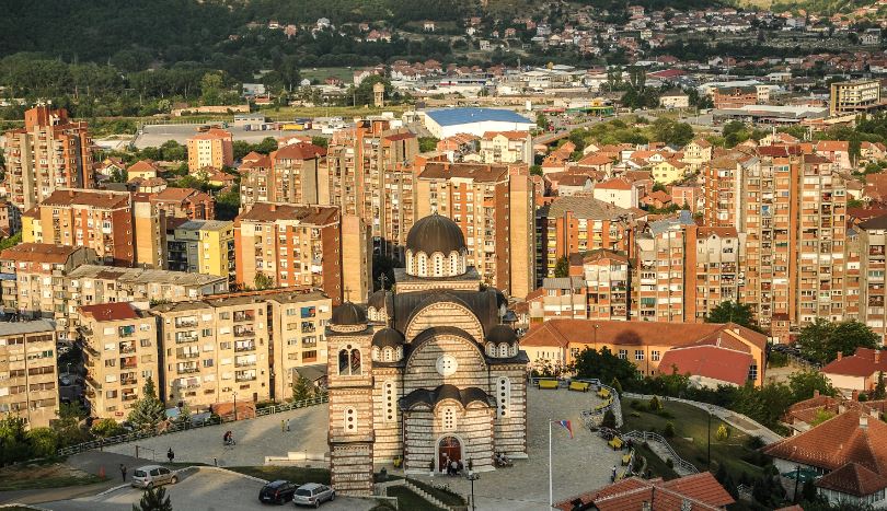 Grafite të natyrës nacionaliste serbe vizatohen në një shtëpi të pabanuar në Mitrovicë të Veriut