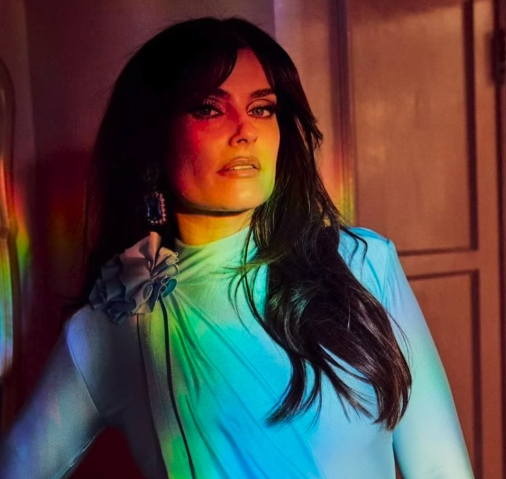Nelly Furtado shkëlqen me fustanin e krijuar nga Valdrin Sahiti (VIDEO)