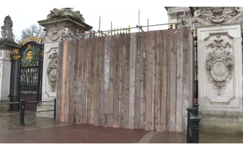 Arrestohet një person pasi u përplas me portën e Pallatit Buckingham