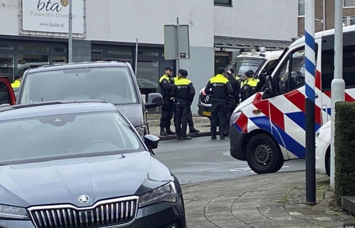 Arrestohet i dyshuari që mbajti disa pengje brenda një klubi nate në Holandë