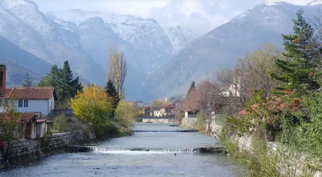 Nën ndikim të alkoolit deshi ta largojë nga shtëpia viktimën femër, arrestohet