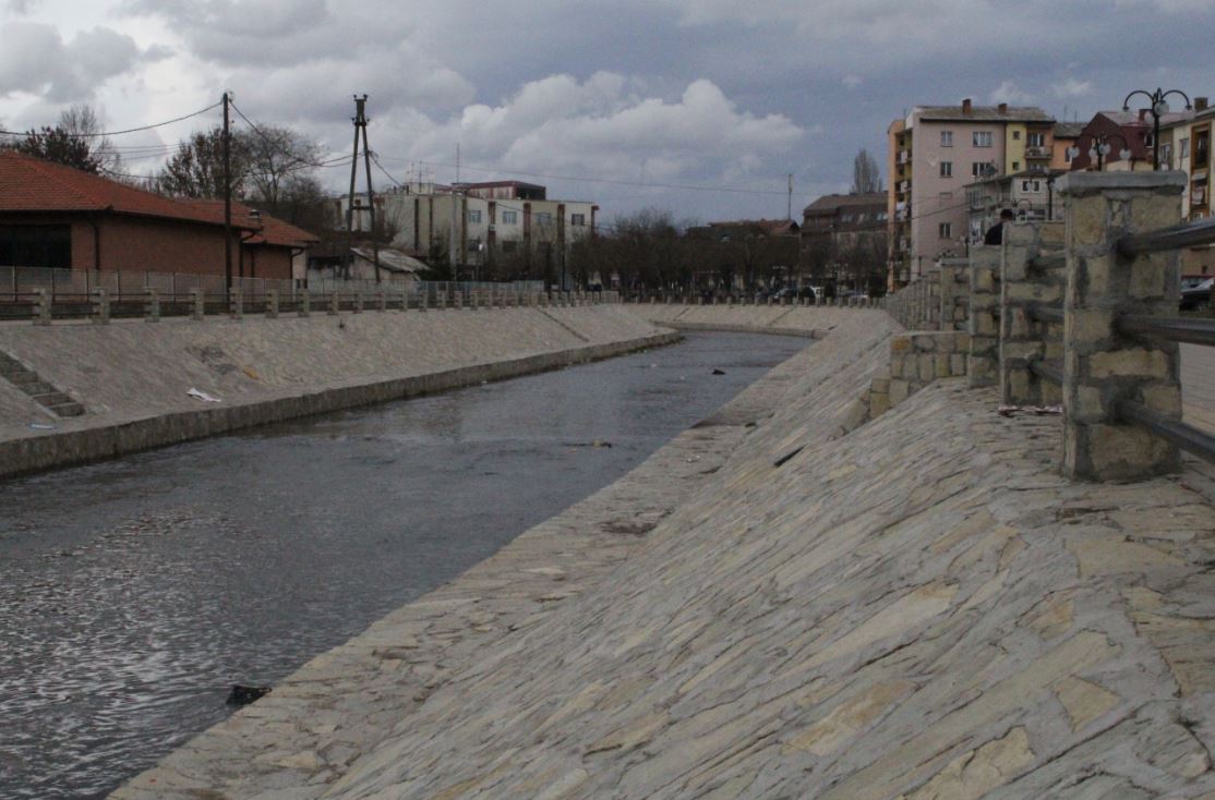 I gjendet pistoletë me tre fishekë në shtëpi, i dyshuari lirohet në procedurë të rregullt