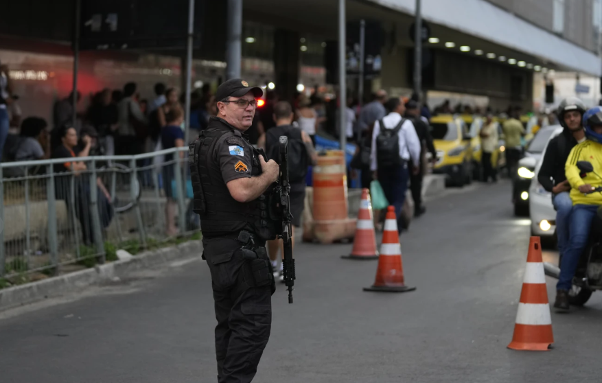 Brazil: Lirohen 17 pengje nga një person i armatosur në një autobus, 2 të plagosur
