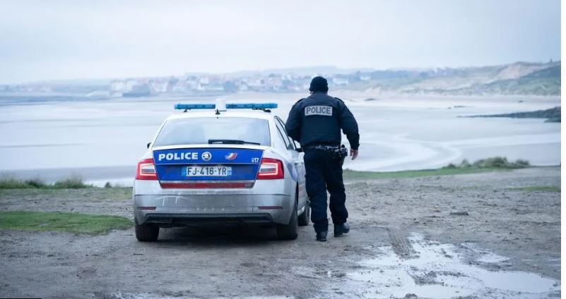 Anija me emigrantë përmbytet në Francë, vdes një 7-vjeçare