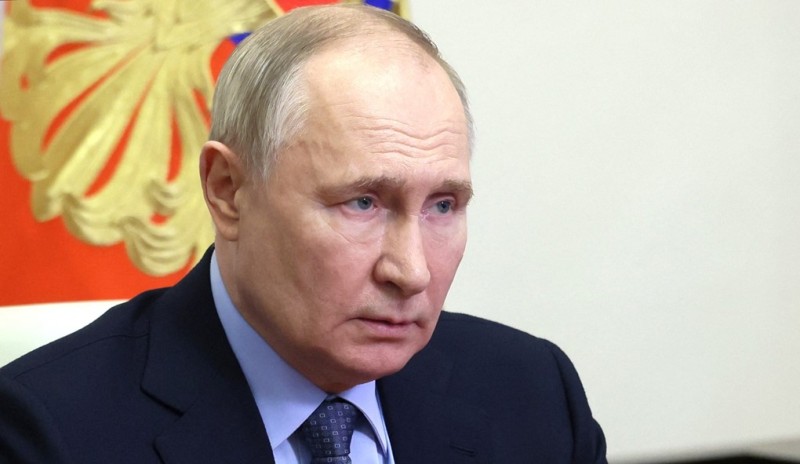 Putin zgjat spastrimin e ministrisë së mbrojtjes, ia dorëzon punën një të afërmeje