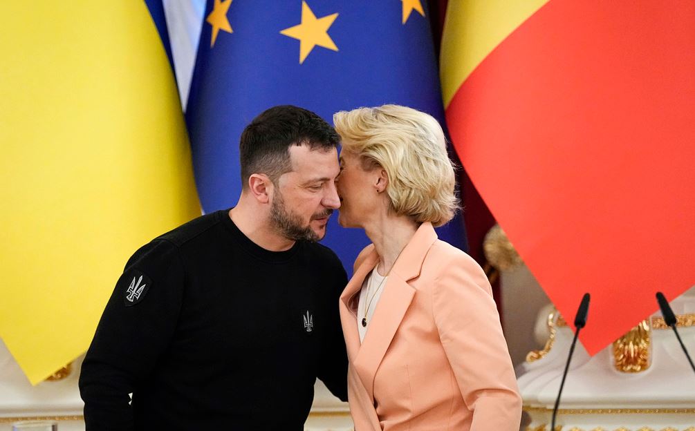 Vendet e BE-së nënshkruajnë ujdi prej 5 miliardë eurosh për ndihmë ushtarake për Ukrainën