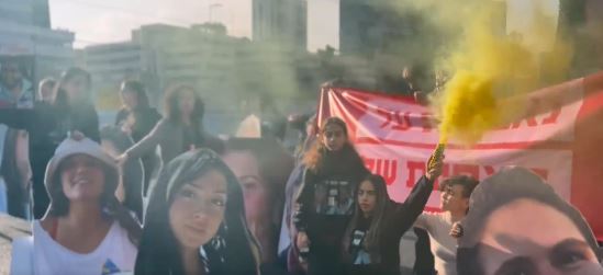 Protesta nga të afërmit e pengjeve bllokon autostradën në Tel Aviv