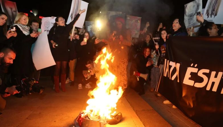 Gra e vajza protestojnë për 8 Mars në Shqipëri, thonë që nuk kanë shumë arsye që të festojnë
