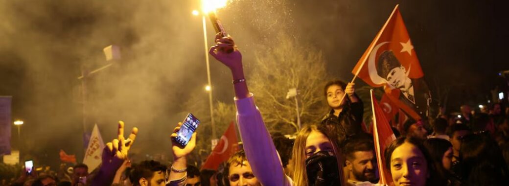 Qytetarë turq duke festuar në Ankarar në zgjedhjet lokale të 31 marsit