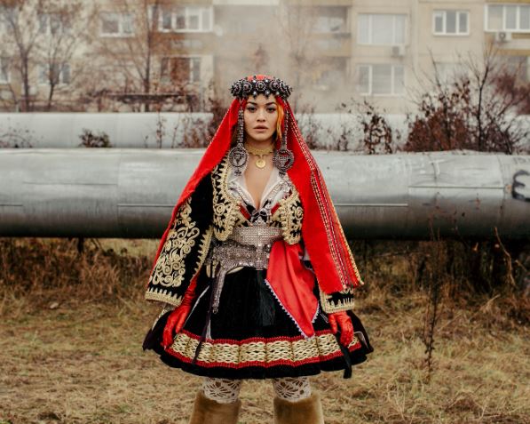 Rita Ora e dashuruar në veshjet kombëtare, riposton fotot e vjetra