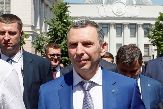 Zelensky shkarkon ndihmësin e një kohe të gjatë, ndërsa riorganizimi i gradave të larta vazhdon