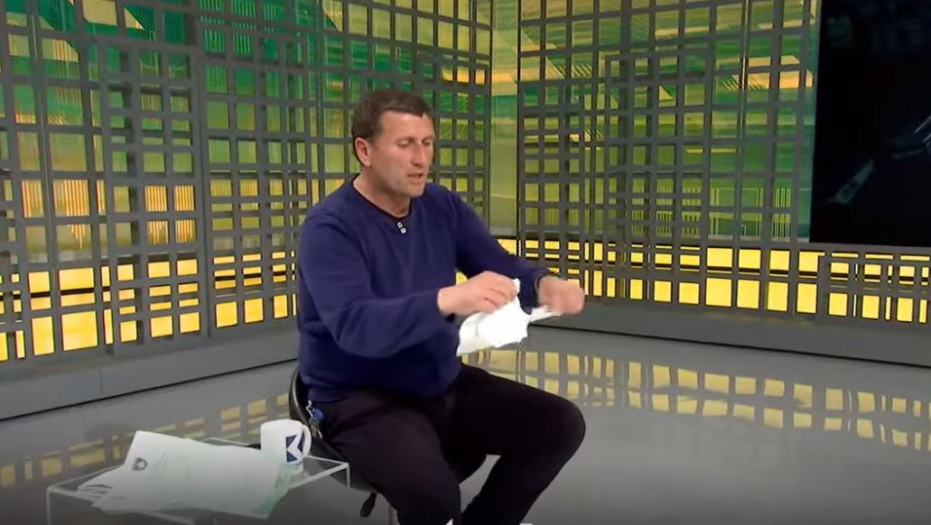 E akuzoi gruan për dhunë, burri shqyen drejtpërsëdrejti certifikatën e martesës (VIDEO)
