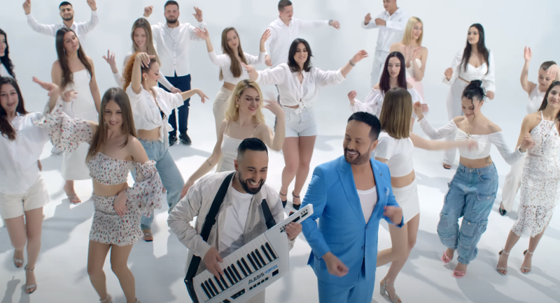 “Më jep ujë se plasa” thotë Sinan Hoxha në këngën e re (VIDEO)