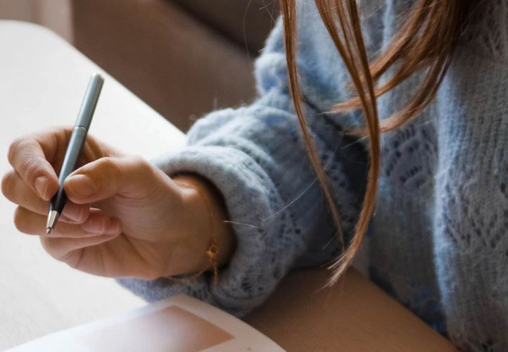 Një arsye e dobishme pse të famshmit nuk nënshkruajnë kurrë autografe me stilolaps blu