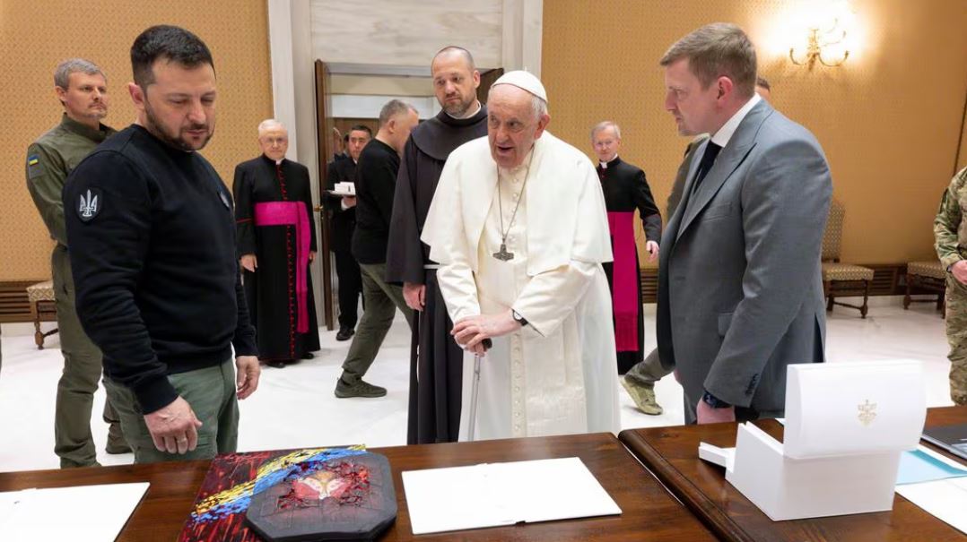 Papa thotë se Ukraina duhet të ketë guximin e "flamurit të bardhë" të negociatave me Rusinë