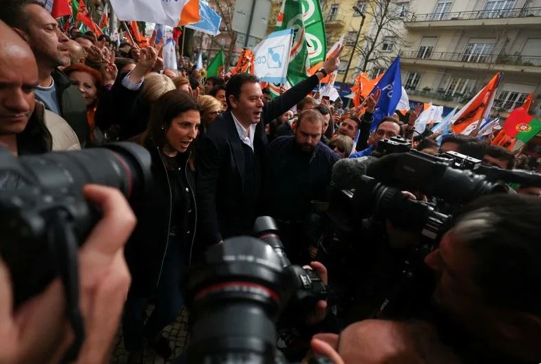 Votuesit portugez shkojnë drejt qendrave të votimit në zgjedhjet e përgjithshme