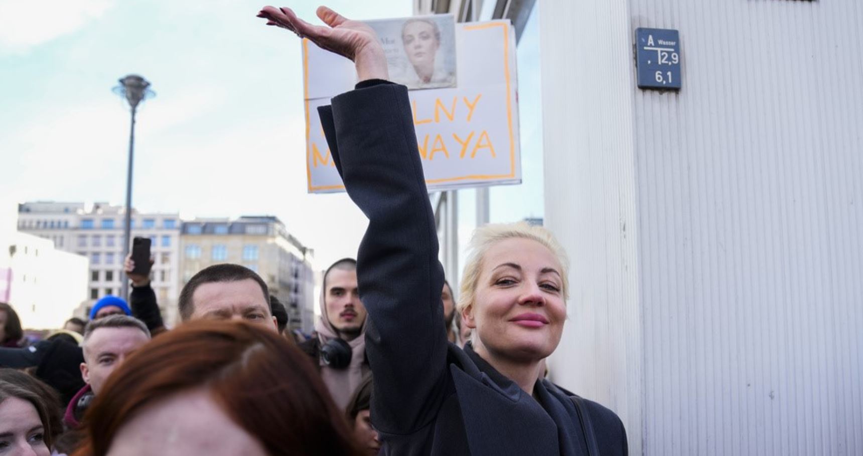 Gruaja e Alexei Navalny shkon në portat e ambasadës ruse në Berlin për të votuar