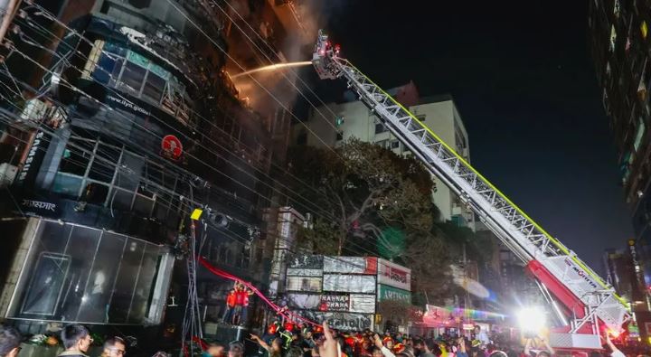 43 të vdekur nga zjarri në një ndërtesë në Bangladesh