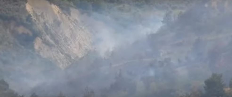 Zjarr masiv në kodrat e Peshtanit të Shqipërisë, zjarrfikësit po hasin në vështirësi