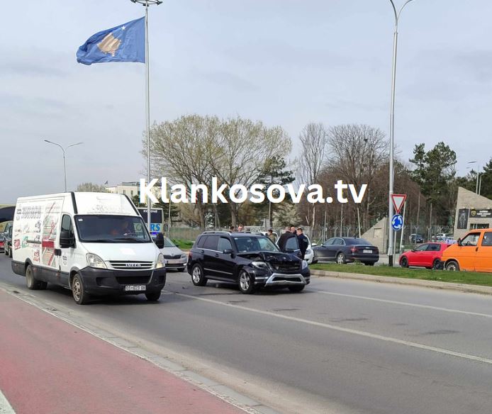 Aksident në rrugën Prishtinë-Fushë Kosovë, lëndohet një person