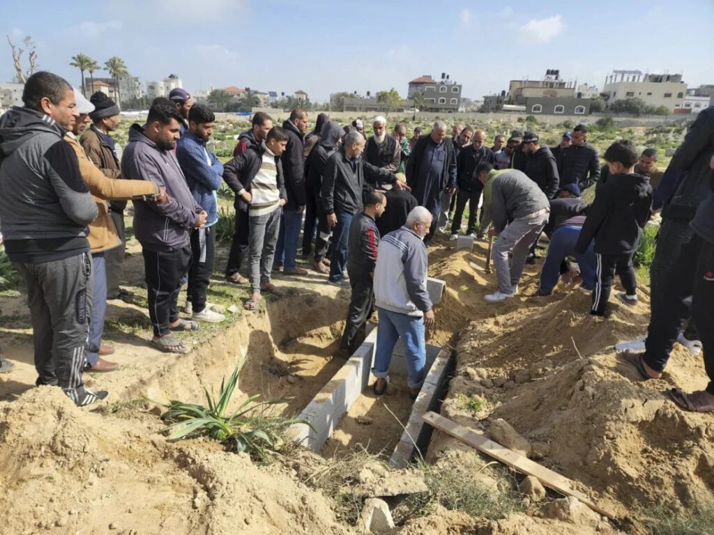 Palestinezët mblidhen për varrimin e një vajze të re ndërsa Baraka gërmon varrin e saj. Foto: CNN