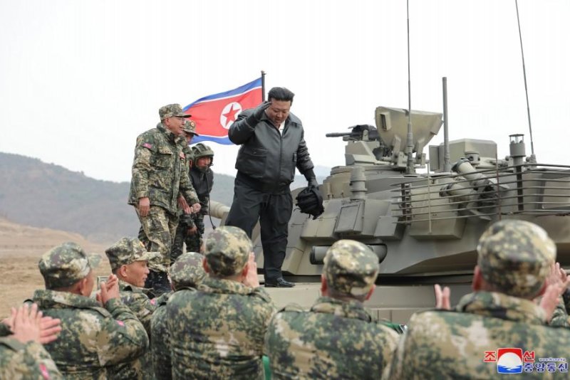 Kim Jong Un teston tankun e ri luftarak të Koresë së Veriut
