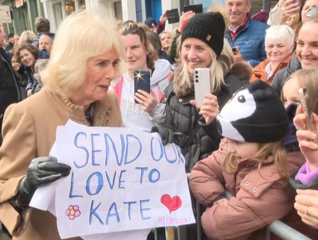 Kate 'do të jetë e emocionuar': Mbretëresha Camilla merr posterë 'dashamirës' për t'ia dorëzuar Princeshës së Uellsit
